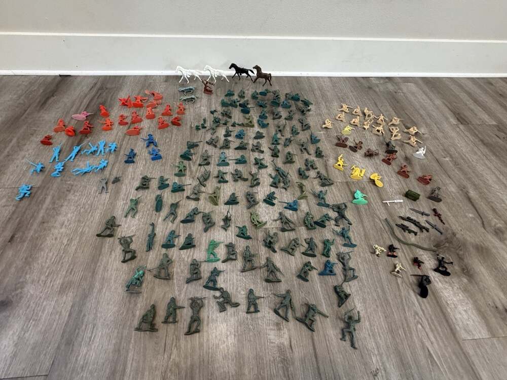 200+ Piece Plastic Army Men Toy Soldiers Lot Horses Weapons Accessories